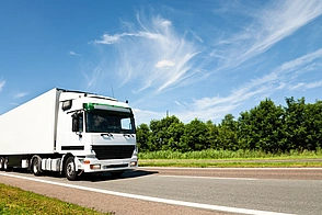 LIEFERSERVICE - Truck driving on country-road - Stock-Fotografie